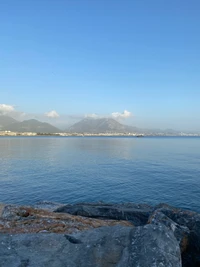 Sereno horizonte azul sobre el lago de montaña y las montañas