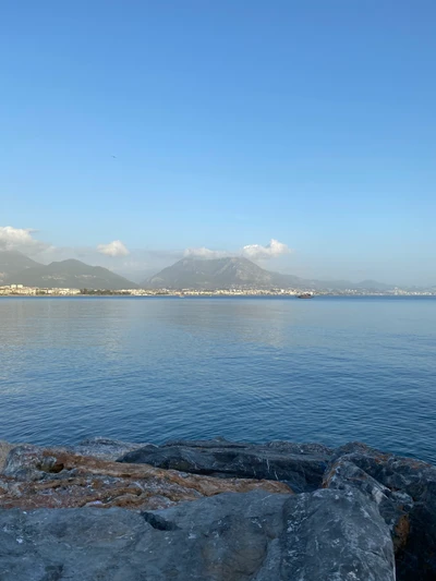 Sereno horizonte azul sobre el lago de montaña y las montañas