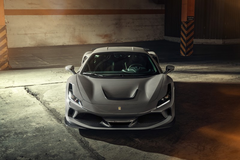 Крупный план серебристого спортивного автомобиля, припаркованного в гараже (novitec ferrari f8 tributo, 8k, 2021, 5k, машины)