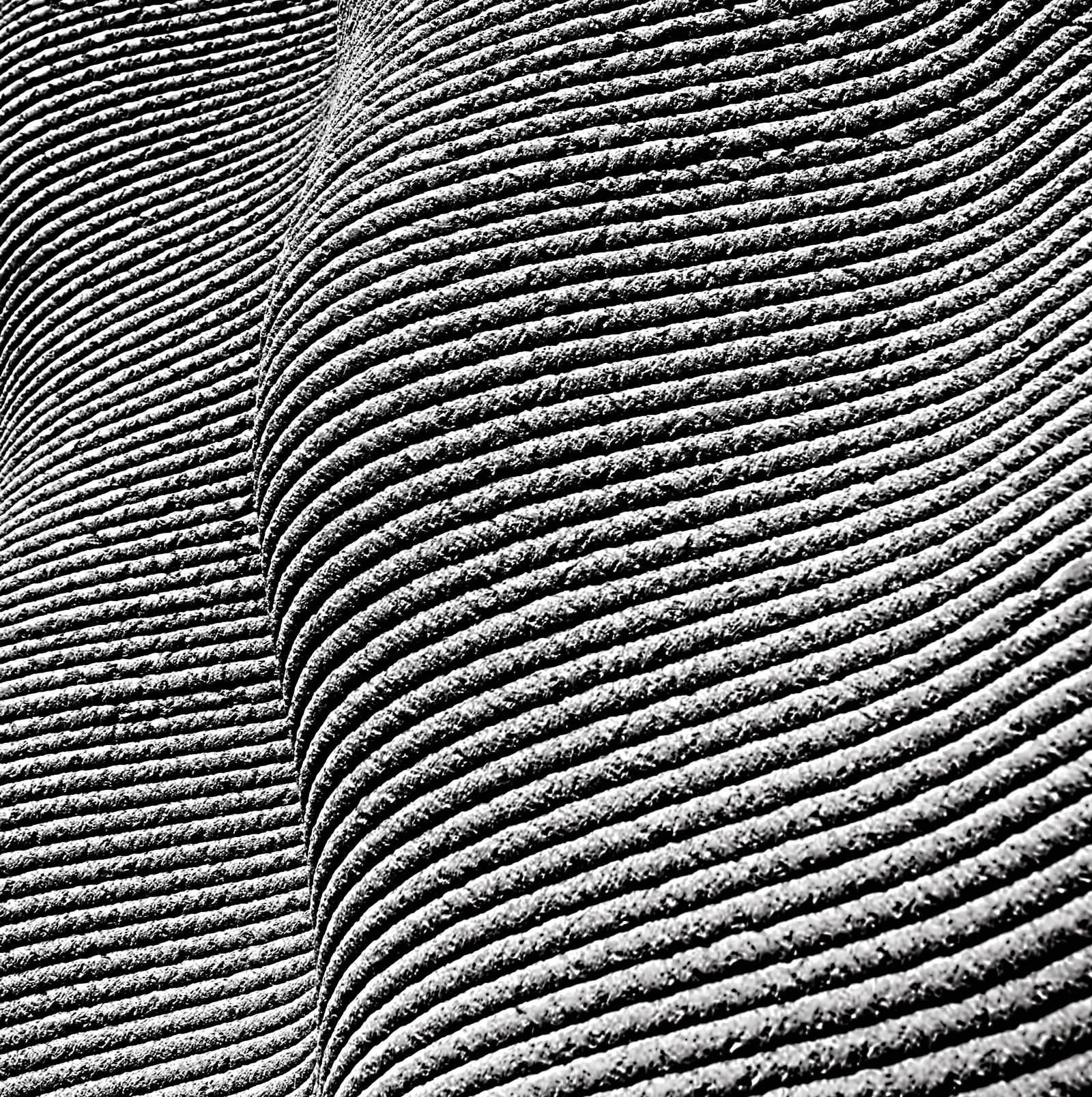 A close up of a black and white photo of a wavy pattern (black and white, pattern, monochrome, black, line)