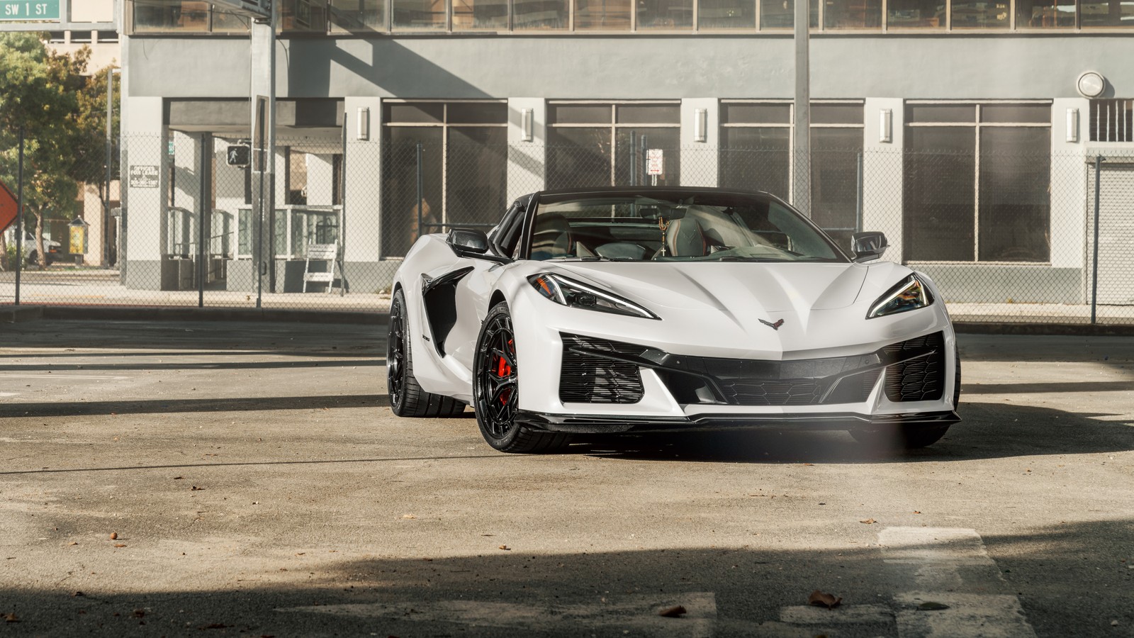 Un coche deportivo blanco estacionado frente a un edificio (chevrolet corvette z06, coches blancos, 5k, 8k, coches)