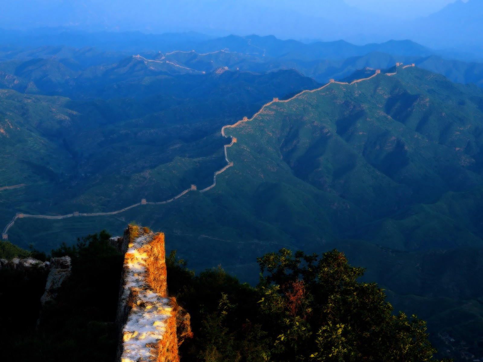 Montagnes et un mur avec vue sur une vallée au loin (grande muraille de chine, formes montagneuses, montagne, station de montagne, chaîne de montagnes)