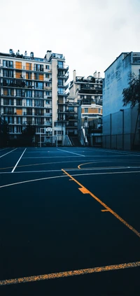 Quadra de basquete urbana cercada por edifícios modernos