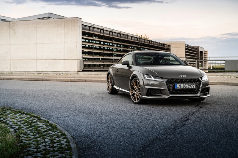 Серый audi ttr, припаркованный на обочине дороги (audi tt coupé bronze selection, 2021, 5k, 8k, машины)