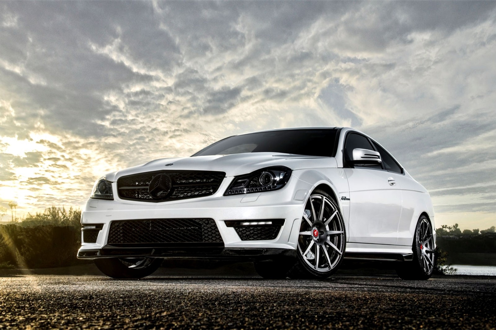 Un mercedes blanco c63 amg con una llanta negra y un freno rojo (coche, rueda de aleación, rueda, llanta, mercedes benz e class)