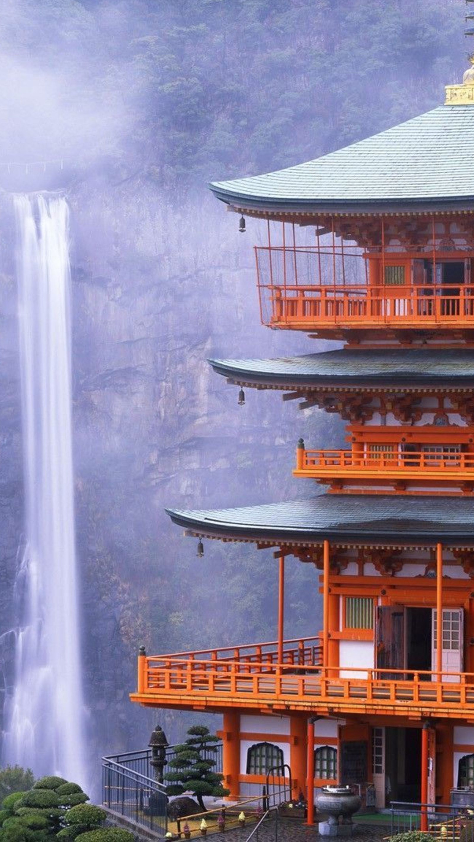 Há uma pagoda alta com uma cachoeira ao fundo (legal, japão, cachoeira)