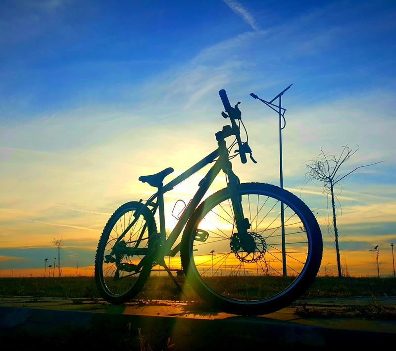 Арабский велосипед припаркован на бордюре на фоне заката (велосипед, mtb, закат)