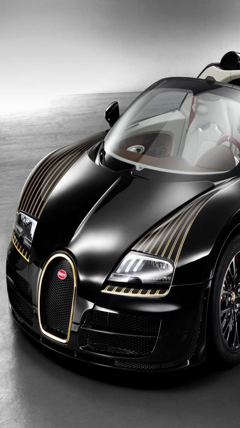 Близкий план черного и золотого автомобиля bugatti на сером полу (авто, машина, супер, транспортное средство, вейрон)