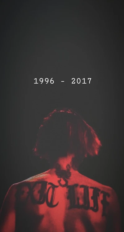 Uma homenagem a Lil Peep, apresentando sua icônica tatuagem nas costas e os anos 1996 - 2017.