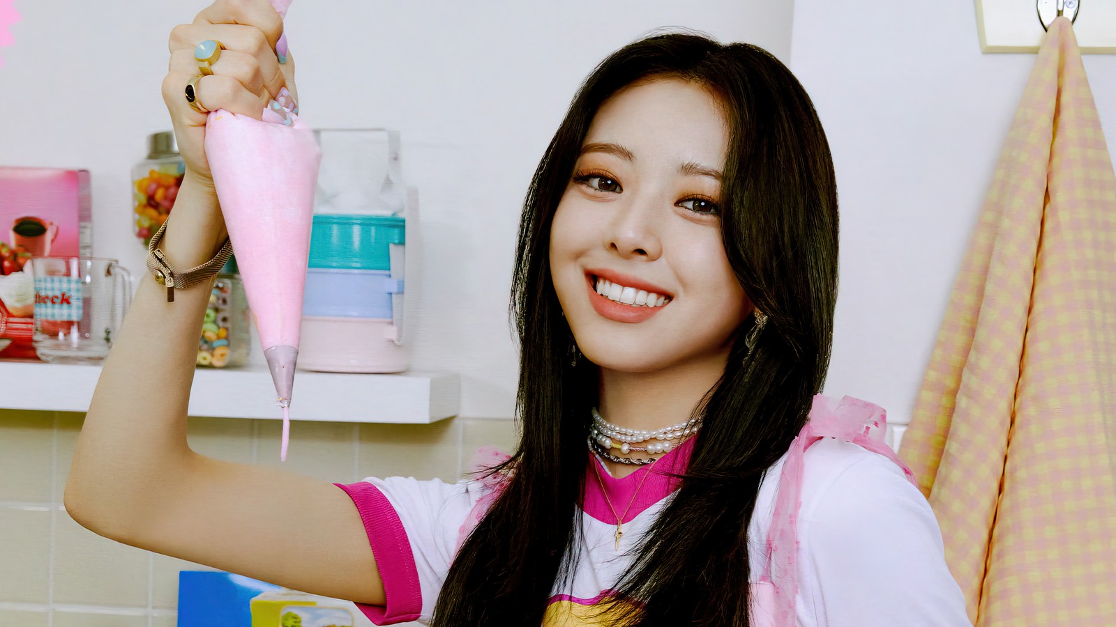 Une fille girafe tenant un mixeur rose dans sa main dans une salle de bain (itzy, 있지, kpop, filles, k pop)