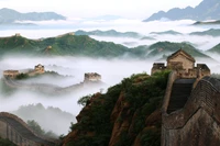 Majestätische Aussicht auf die Große Mauer von China zwischen nebligen Bergen