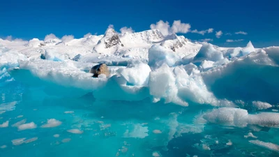 Lago glacial vibrante cercado por majestosos icebergs e paisagem ártica