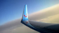 Ala de un avión de TUI Airline contra un cielo sereno