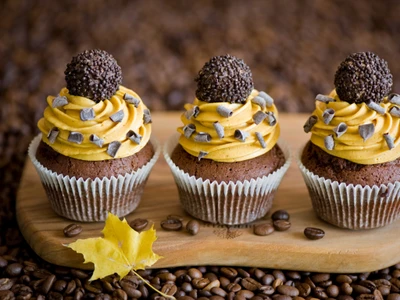 Délicieux cupcakes au chocolat avec un glaçage au beurre jaune et des garnitures en chocolat