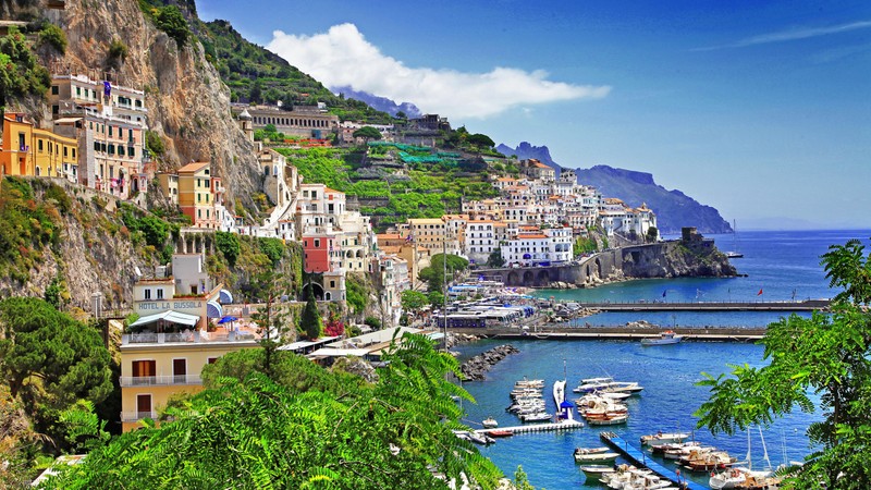 Вид на порт с лодками в воде и горой на заднем плане (сорренто, sorrento, позитано, город, горная деревня)