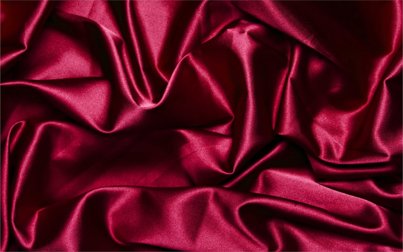 Um close de um tecido de cetim vermelho com uma grande quantidade de pregas (seda, têxtil, satin, roxo, vermelho)