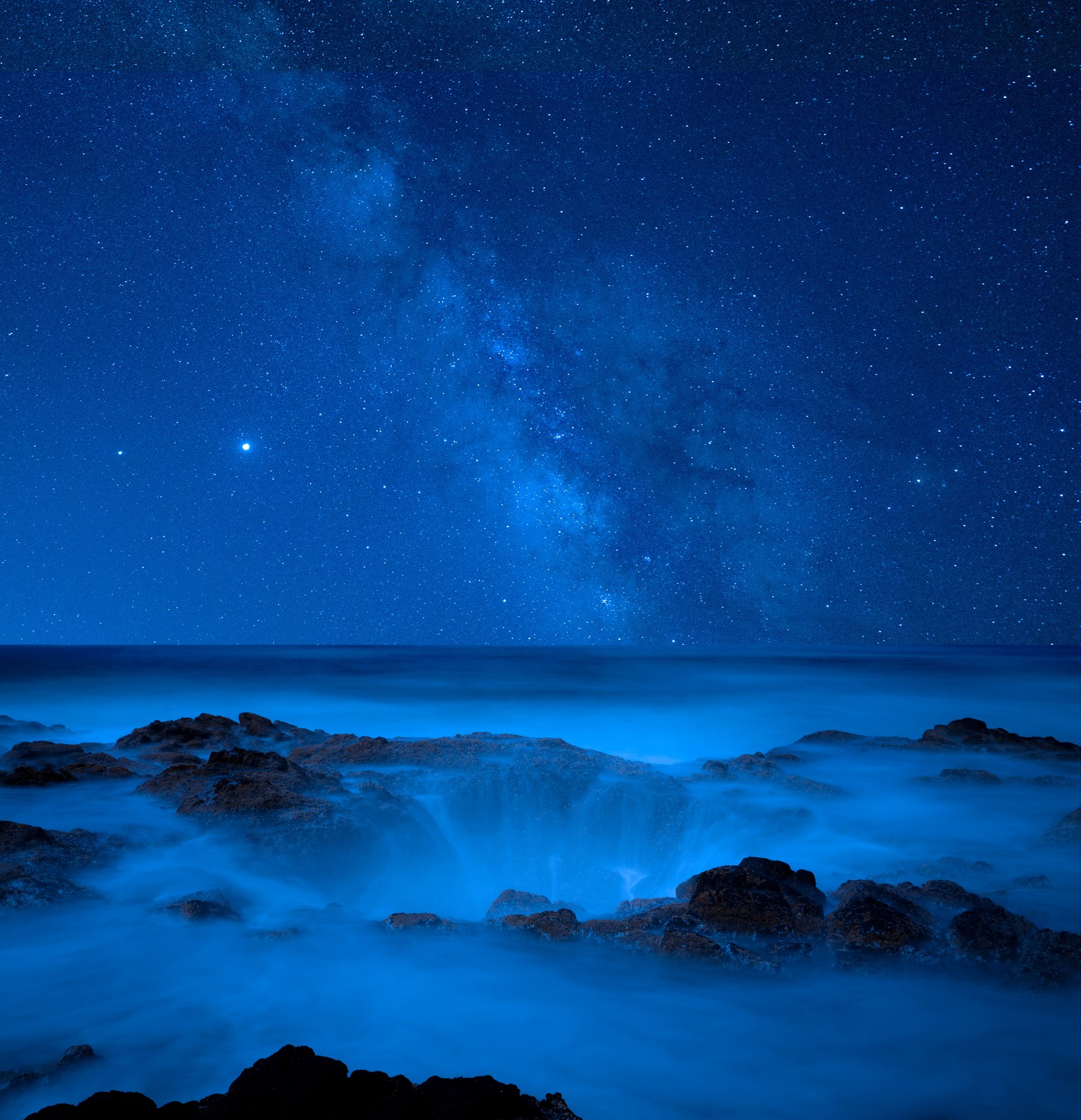 Céu estrelado à noite sobre o oceano com uma costa rochosa (thors well, oregon, eua, usa, paisagem marinha)