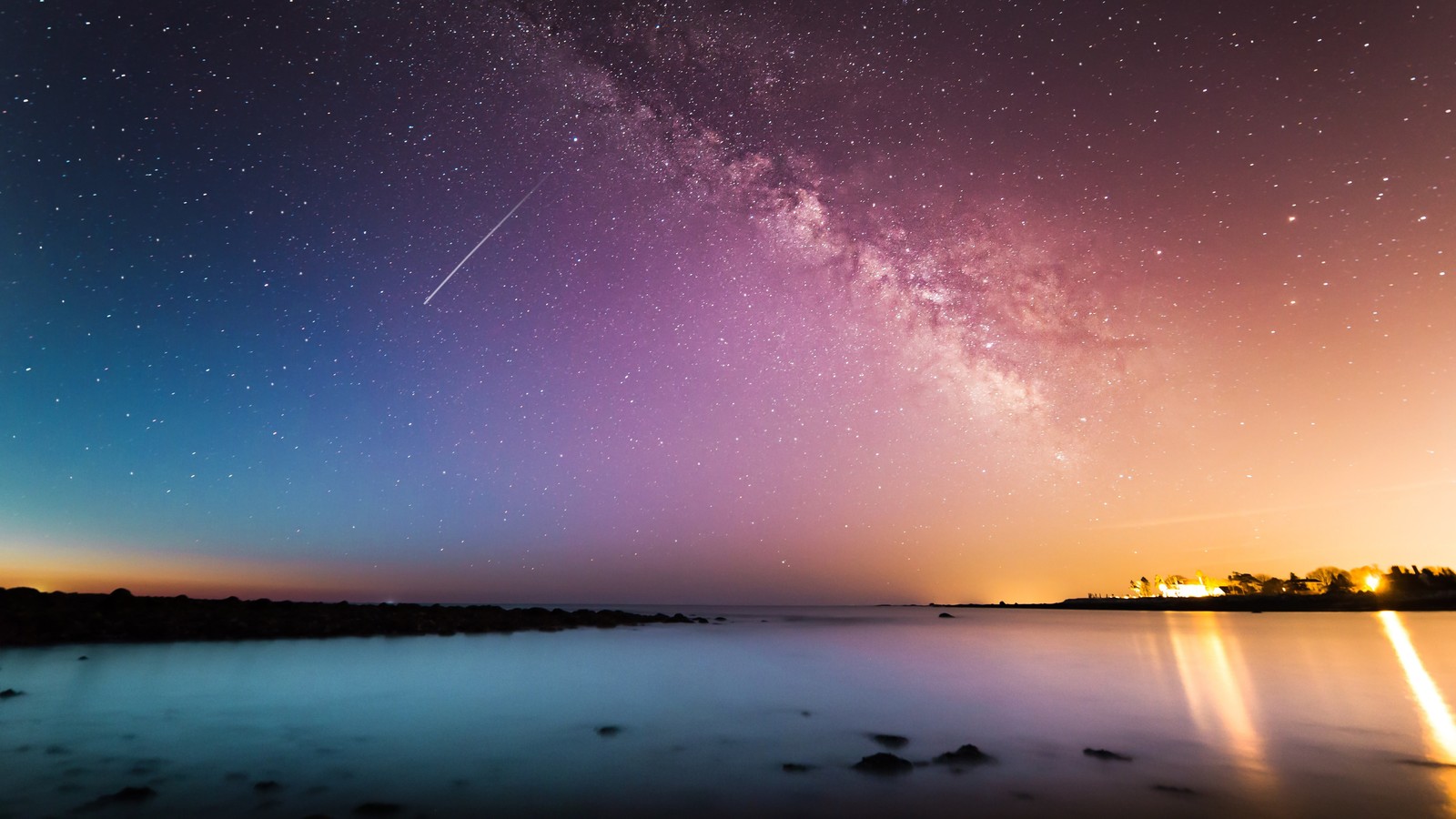 Uma vista da via láctea e das estrelas sobre a água (noite, céu, estrelas, horizonte, cenário)