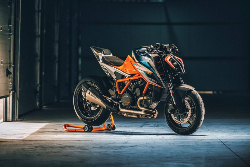 Мотоцикл припаркован в гараже с конусом безопасности (ktm 1290 super duke rr, 5k, 2021, велосипеды, обои 4k)