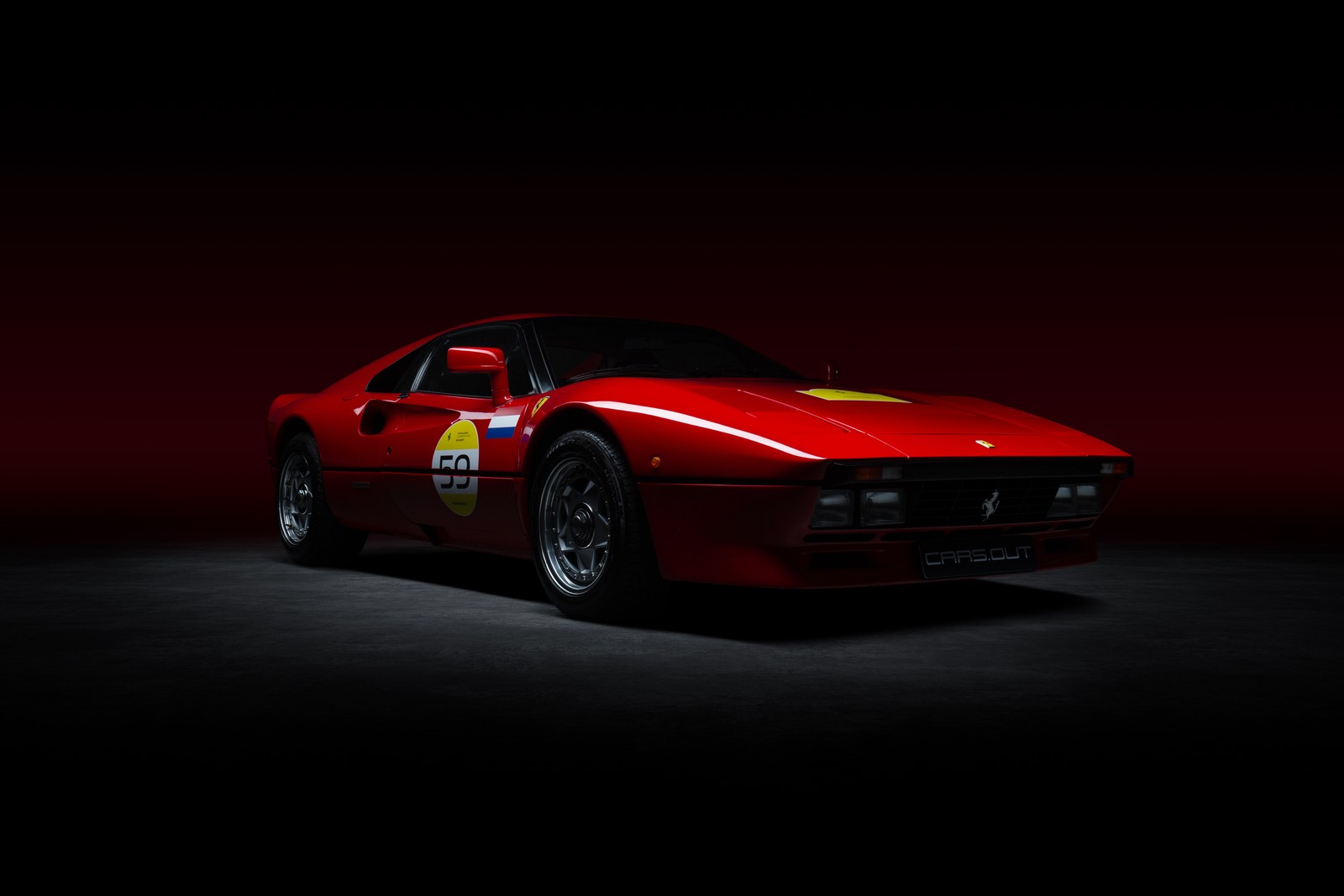 Ein rotes ferrari-sportauto mit einem gelben streifen an der seite (ferrari 288 gto, exotic car, sportwagen, 5k, autos)