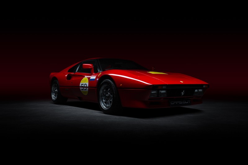 Красный спортивный автомобиль ferrari с желтой полосой по бокам (ferrari 288 gto, экзотический автомобиль, спортивный автомобиль, 5k, машины)