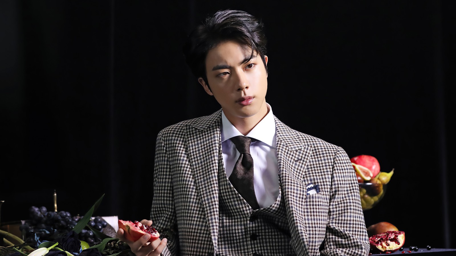 Un homme en costume et cravate tenant une rose (jin, 진, kim seok jin, 김석진, bangtan boys)