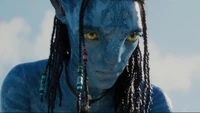 Personnage Na'vi de "Avatar : La Voie de l'Eau" (2022) avec des traits distinctifs et un regard intense