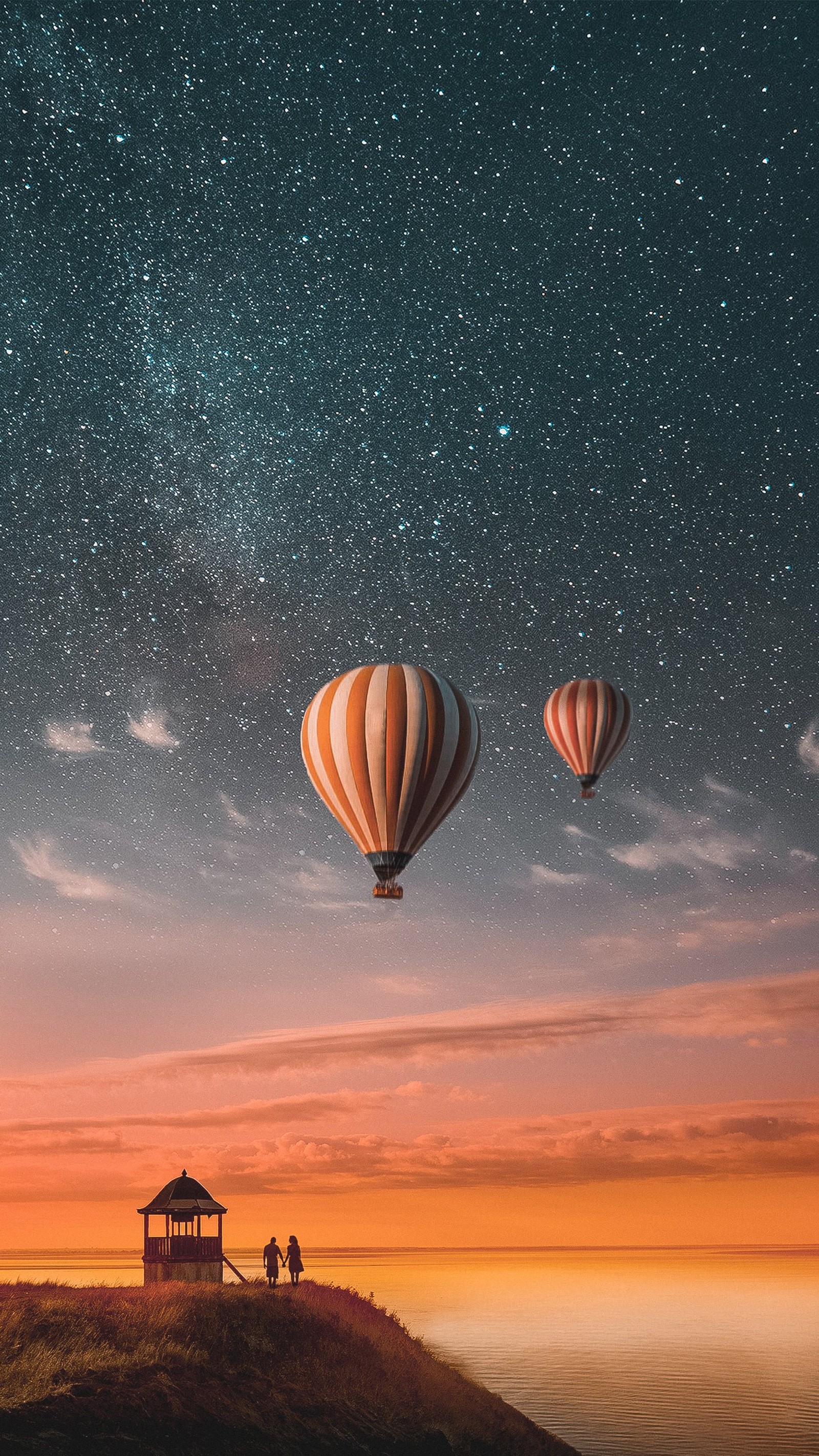 Il y a deux montgolfières volant au-dessus d'une colline la nuit (ballon, montgolfière, aérostat, atmosphère, journée)