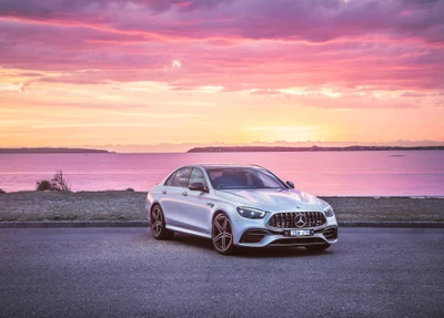 2021 Mercedes AMG E 63 S 4MATIC ao pôr do sol à beira-mar