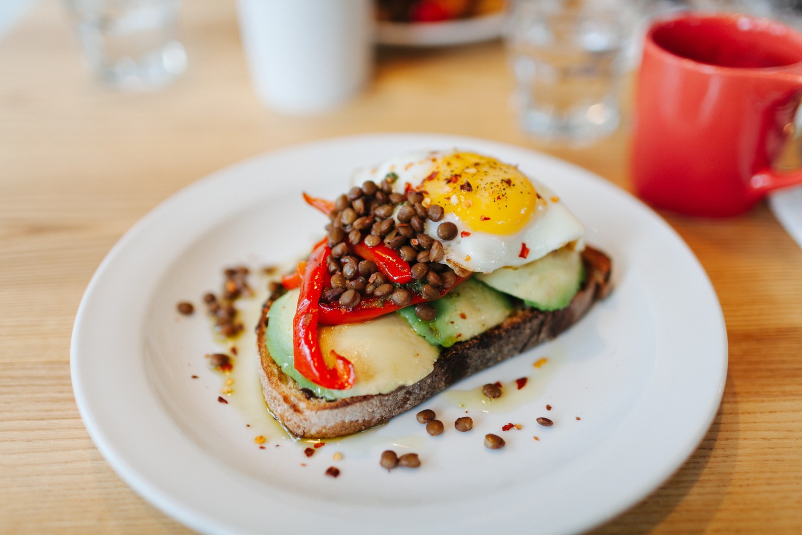 Une assiette avec un sandwich et une tasse de café (petit déjeuner, œuf, plat, nourriture, cuisine)