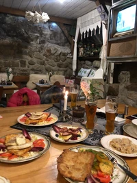 Un ambiente acogedor para un brunch con platos deliciosamente dispuestos, iluminación cálida y un interior rústico, perfecto para compartir buena comida y compañía.