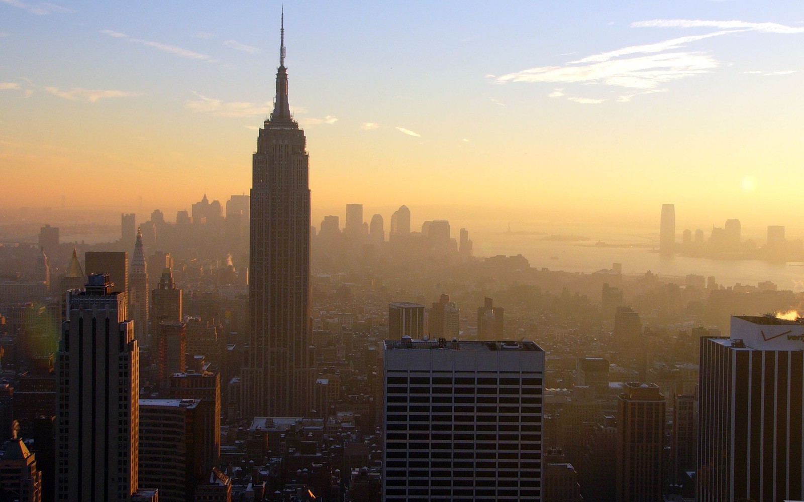 Uma vista impressionante do horizonte da cidade com um grande prédio em primeiro plano (nova york, new york city, empire state building, paisagem urbana, metrópole)