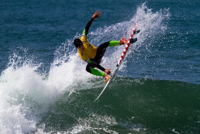 Acción de surf dinámica en una gran ola