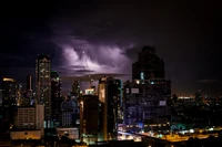 Blitze erhellen die Skyline einer Metropole bei Nacht