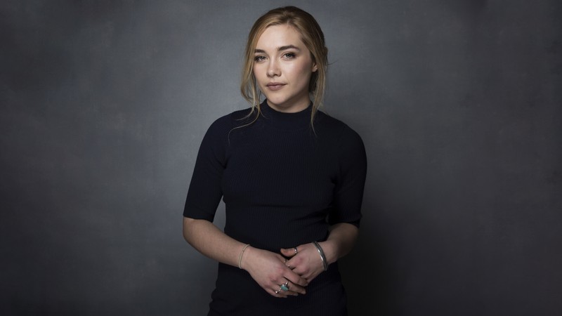 Женщина в черном топе и черных брюках позирует для фото (флоренс пью, florence pugh, постер, 5k, серая подложка)