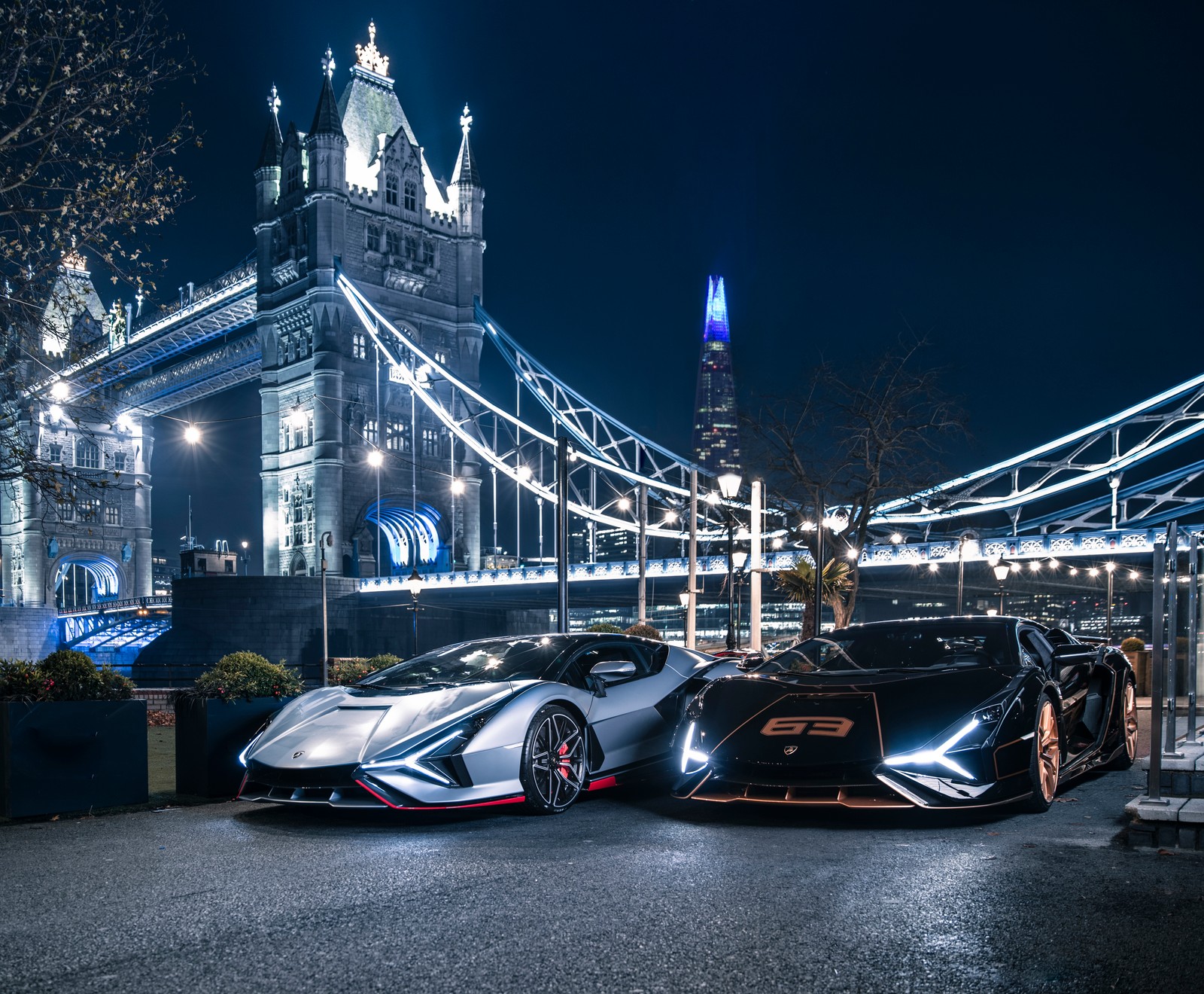 Dos supercoches estacionados frente a un puente por la noche (lamborghini sián fkp 37, puente de londres, london bridge, 2021, 5k)