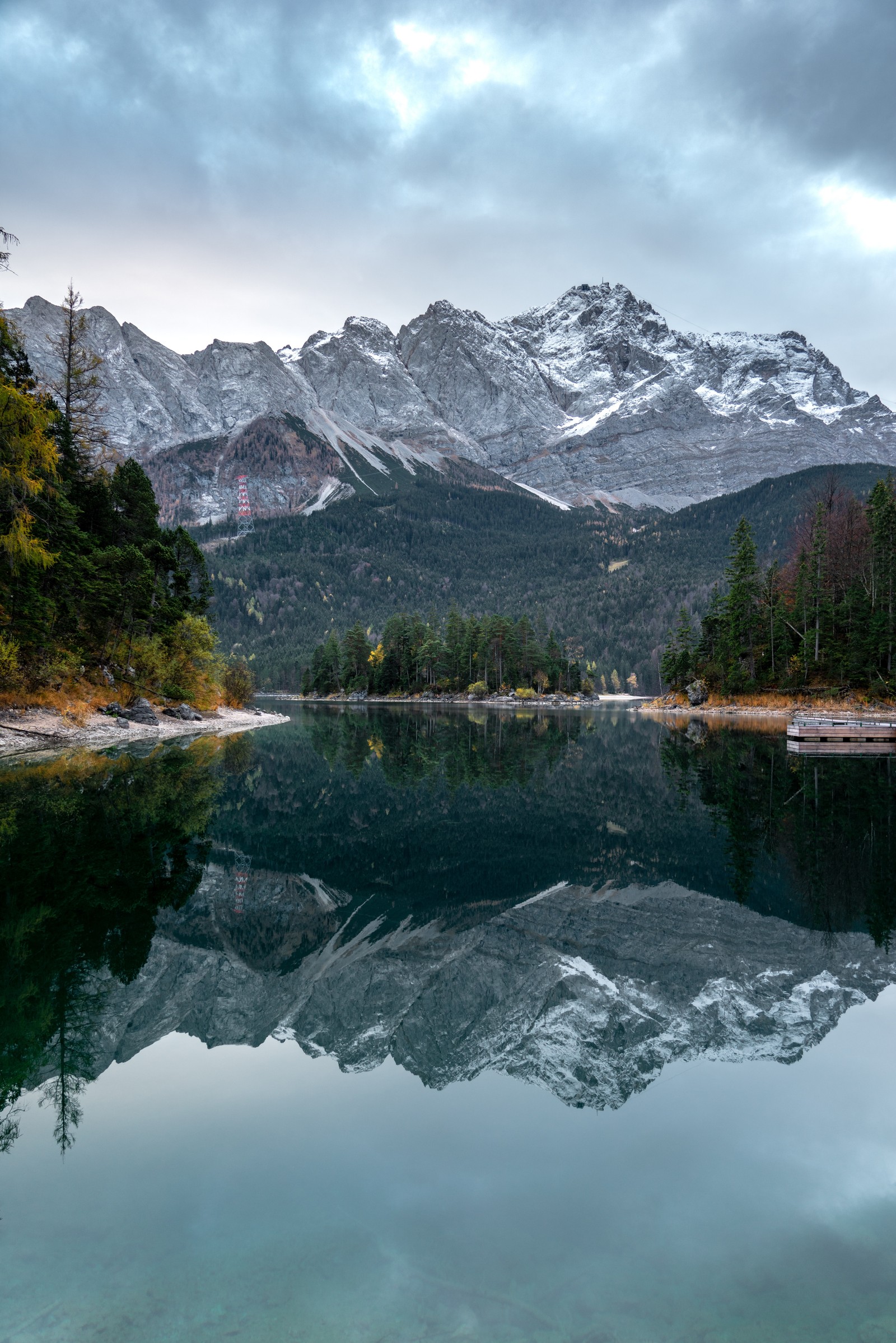 As montanhas estão refletidas na água de um lago nas montanhas (montanha, corpo de água, natureza, paisagem natural, formas montanhosas)