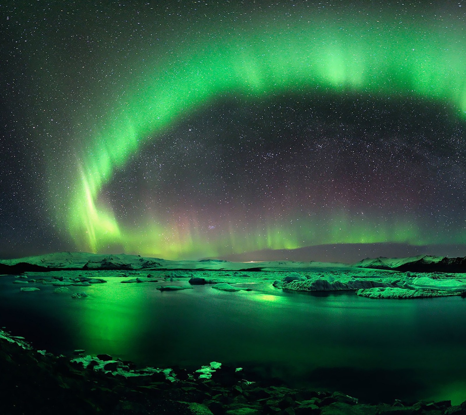 Une aurore boréale verte au-dessus d'un lac et d'icebergs la nuit (aurore, lac, nature, ciel)