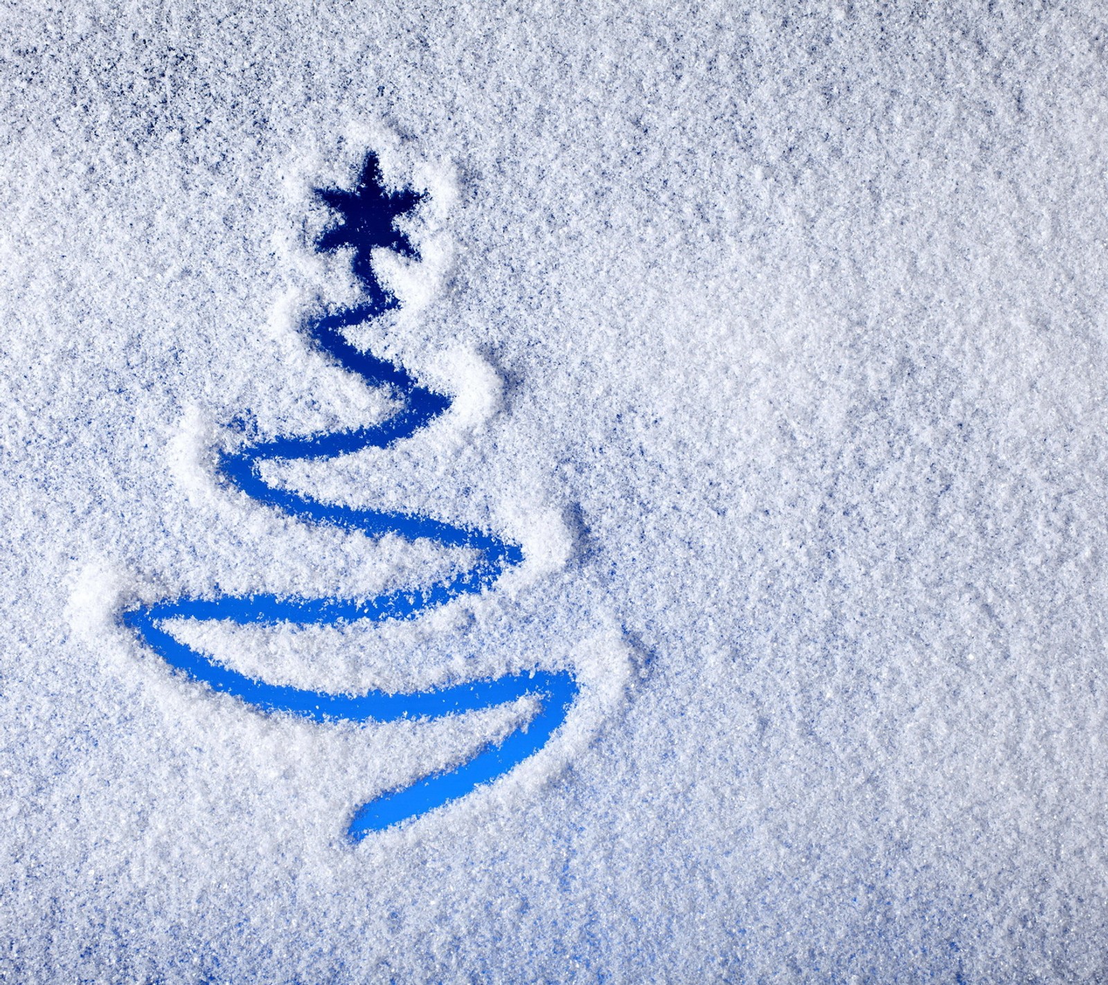 Imagen creativa de un árbol de navidad dibujado en la nieve (azul, navidad, alegre, nieve, árbol)