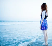 Fille solitaire au bord de la mer tranquille