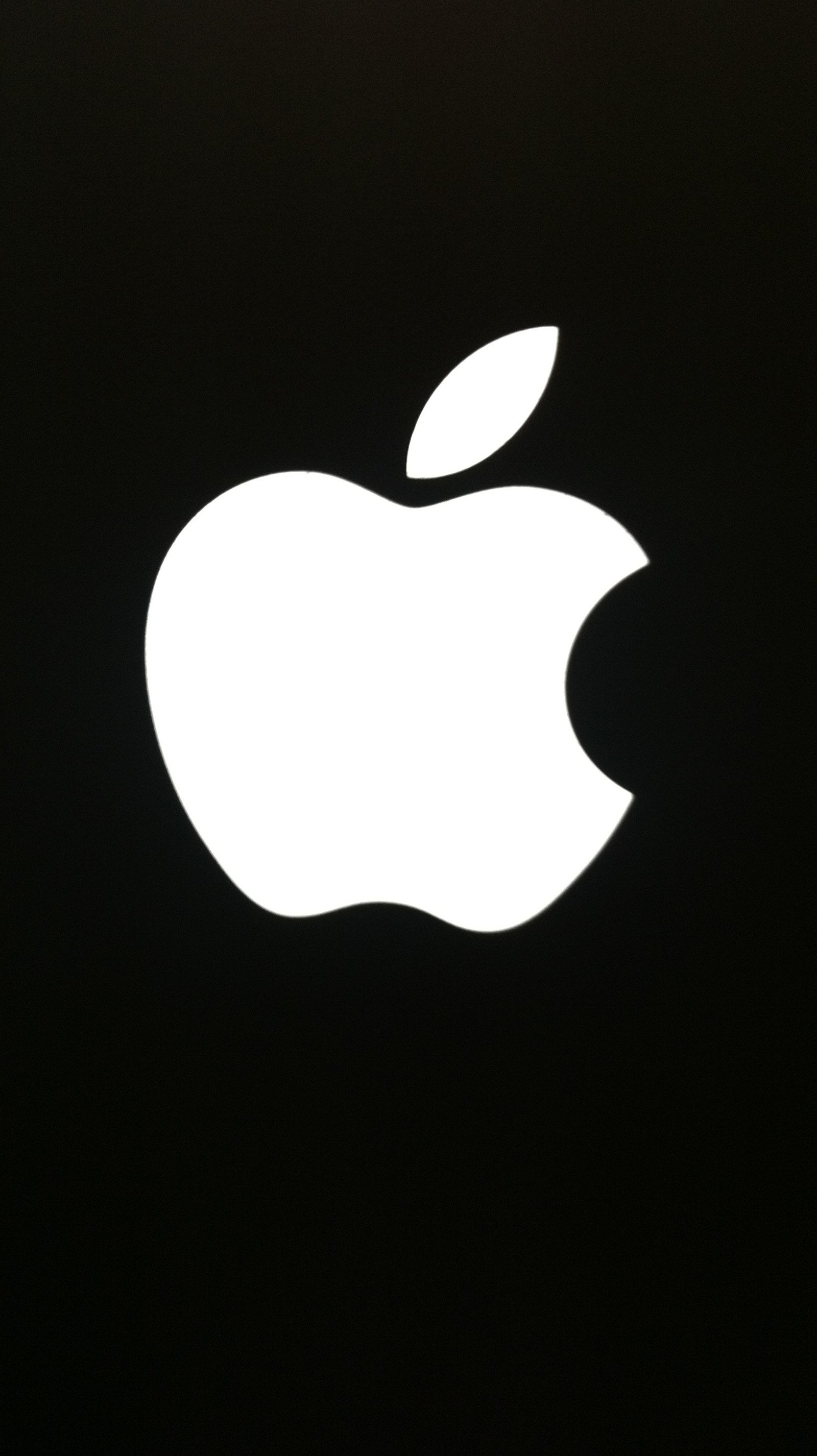 Há um logotipo da apple branco em um fundo preto. (ali, amaan danish)