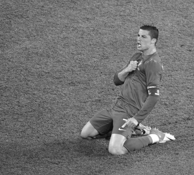 Cristiano Ronaldo celebrando apaixonadamente após marcar um gol.