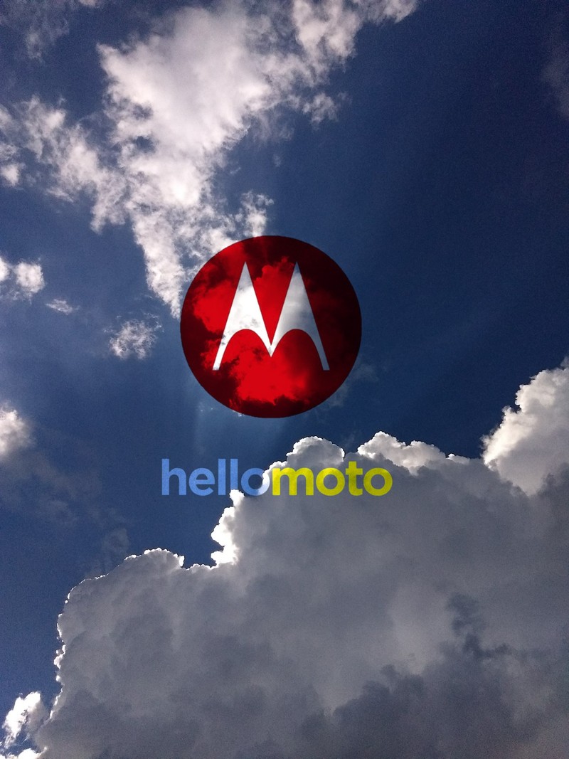 Крупный план красного логотипа motorola на облачном небе (hd, motorola, небо)