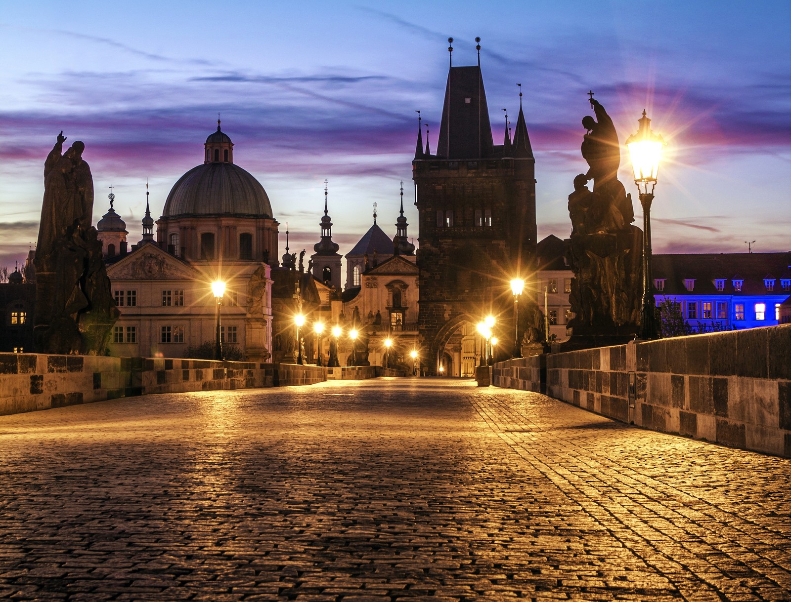 Арочный вид на мост со статуями и зданием на фоне (карлов мост, charles bridge, пражский град, собор святого вита, достопримечательность)