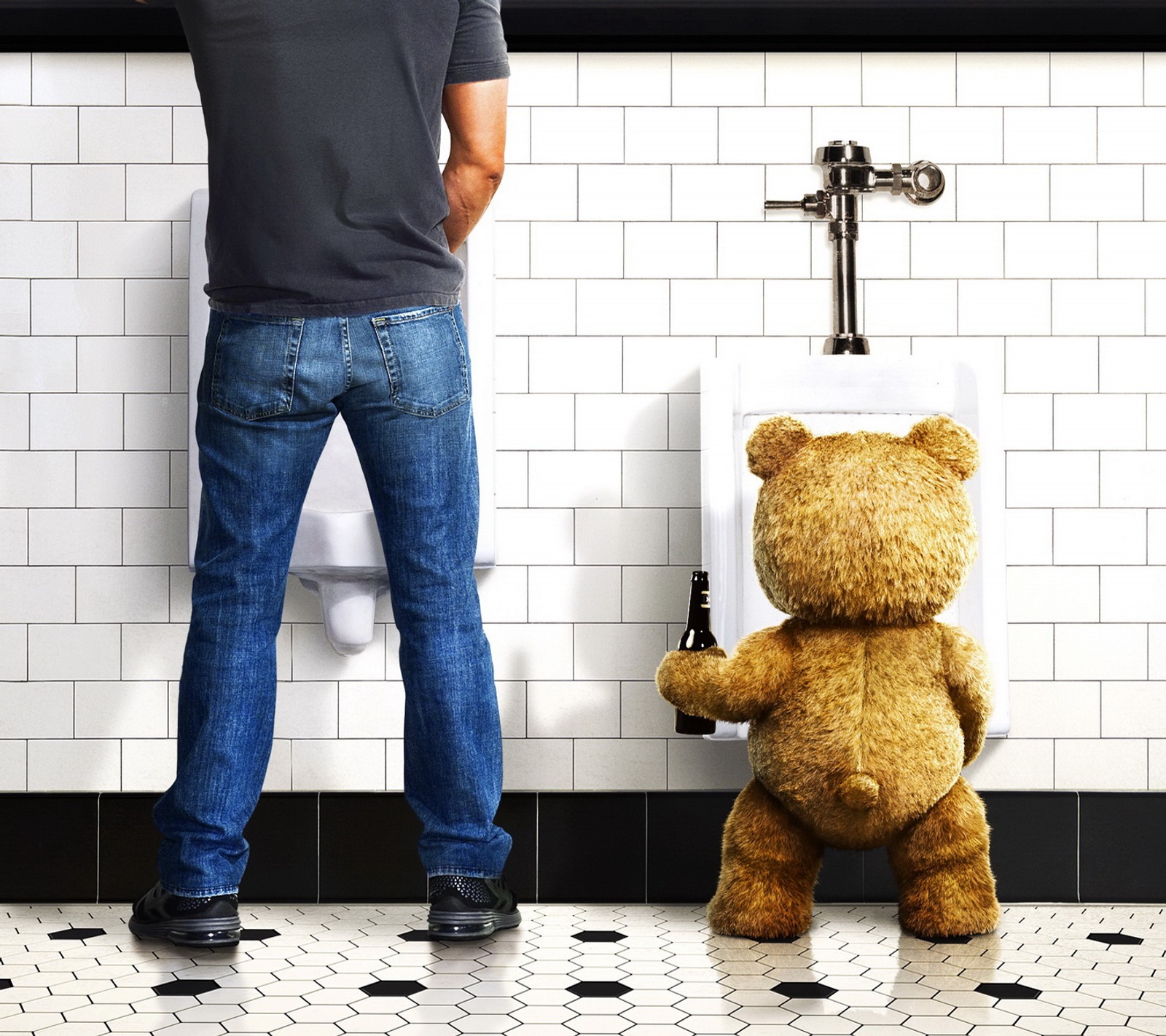 Hay un hombre de pie al lado de un oso de peluche en un baño público (oso, película, ted)