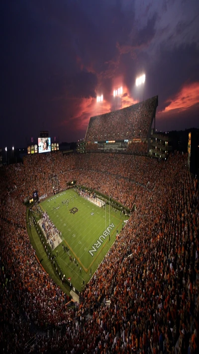 Stade de football des Auburn Tigers rempli de fans au crépuscule