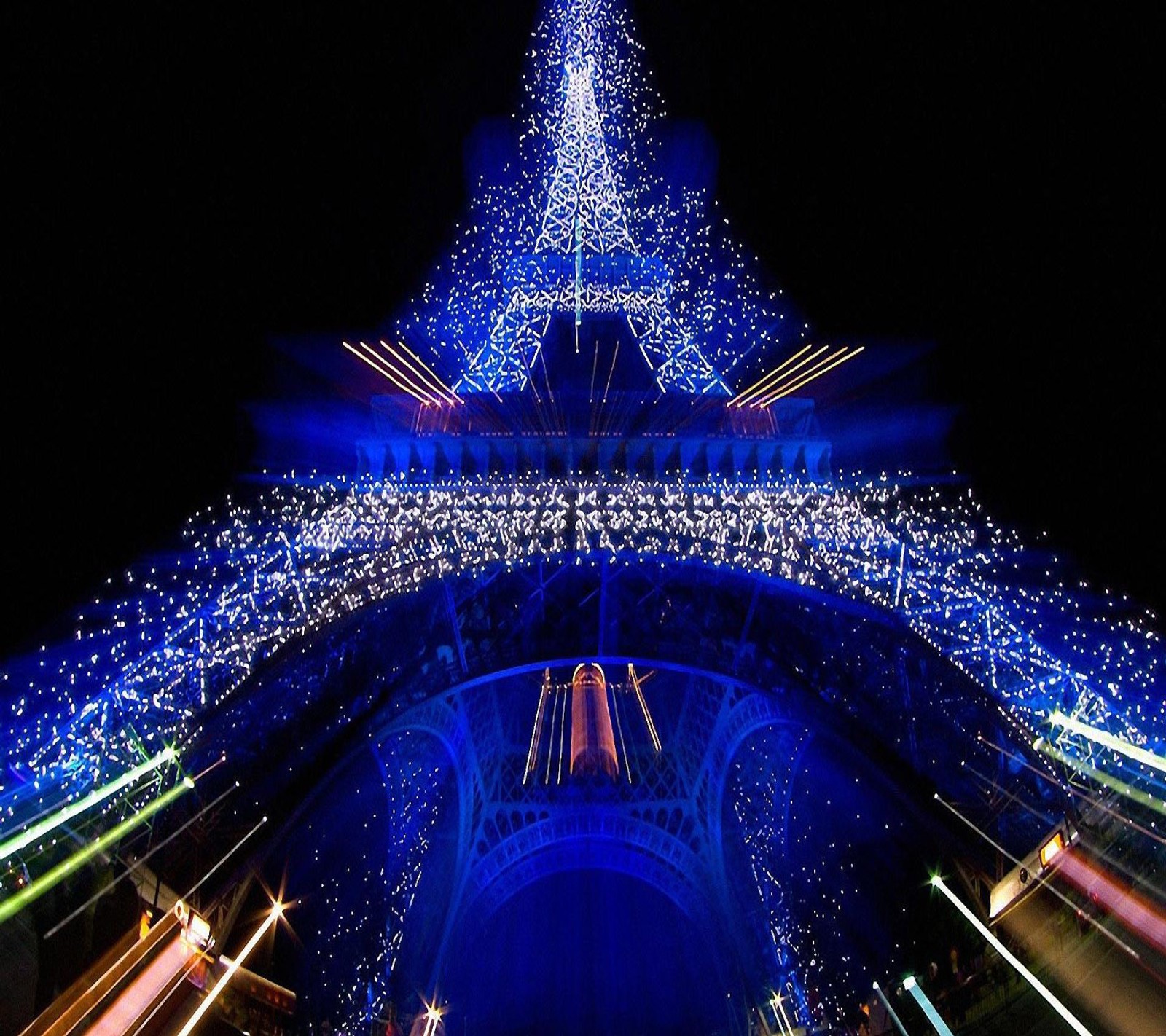 Vue aérienne de la tour eiffel avec des lumières bleues. (merrychristmas, paris)