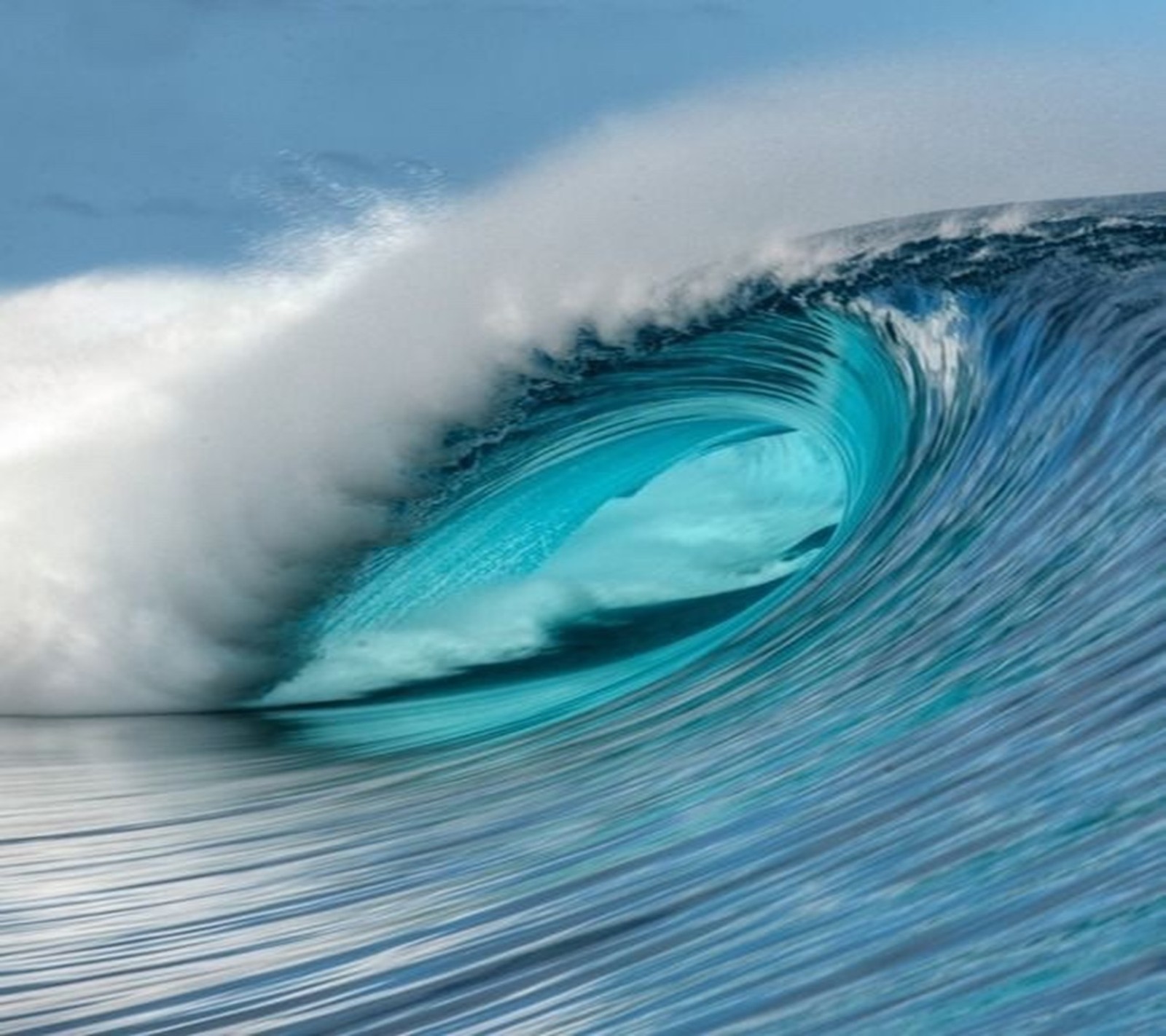 Surfista surfando uma grande onda no oceano em um dia ensolarado (mar, ondas)