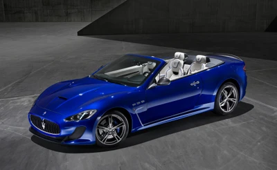 Maserati GranTurismo Convertible: Роскошный синий суперкар с элегантным дизайном.