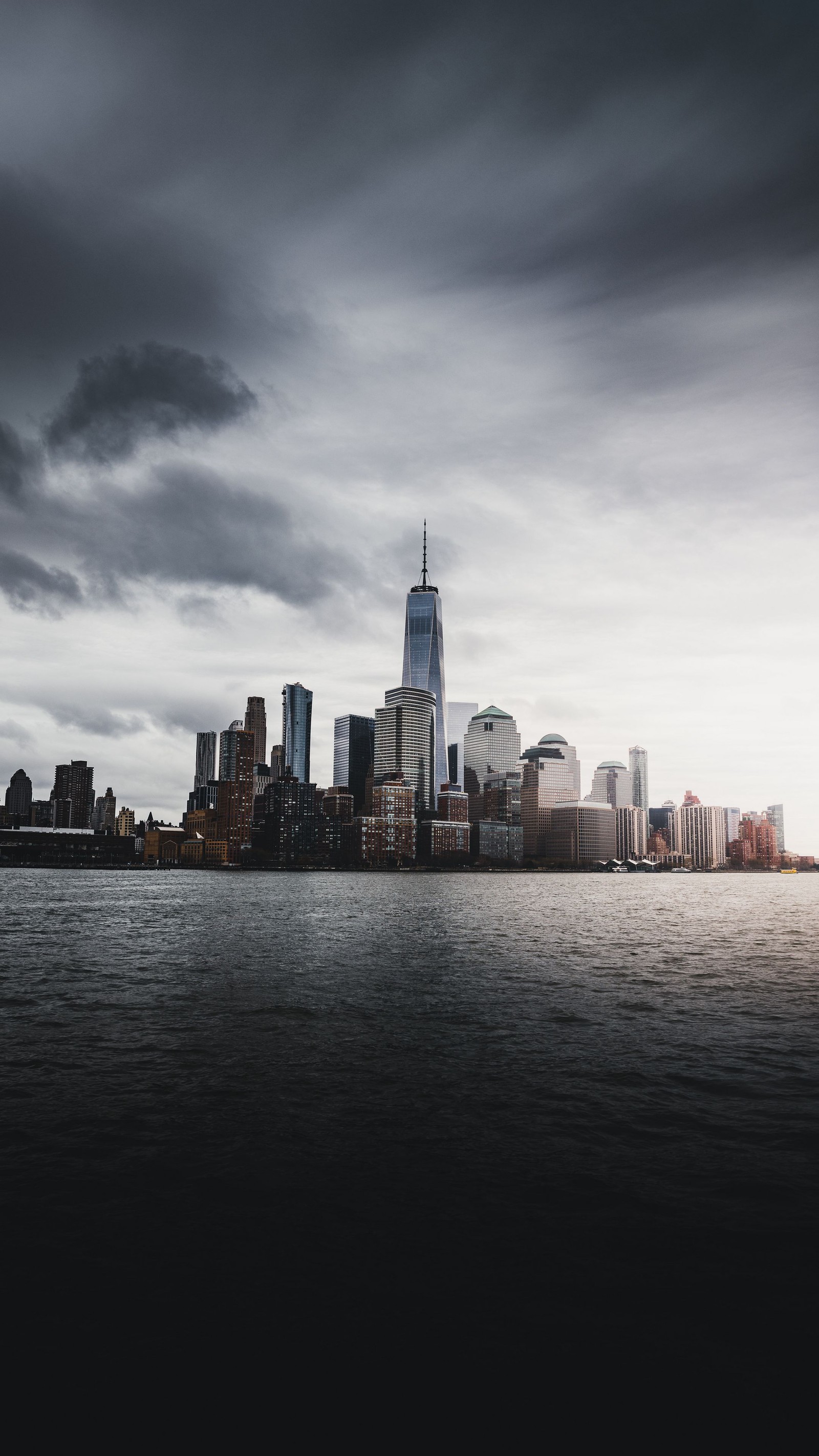 Vue aérienne d'une ligne d'horizon de ville avec un corps d'eau (monument national de la liberté, statue de la liberté, one world trade center, gratte ciel, peinture)